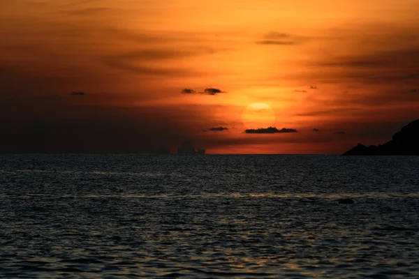 Günbatımı Ya Nui Plajı'nda deniz üzerinde