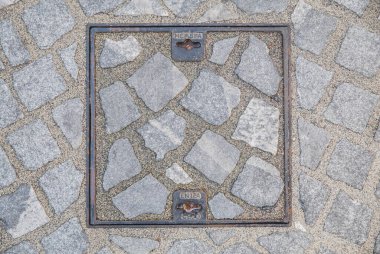 Ljubljana Slovenya 'da taşla süslenmiş kanalizasyon kapağı