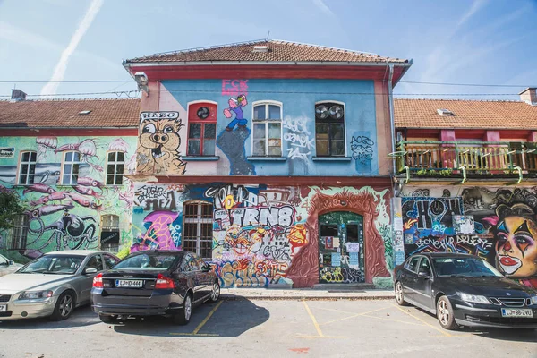 Ljubljana, Slovenya, Eylül 2020: Metelkova Sanat Merkezi Slovenya 'da grafiti ile boyanmış ev