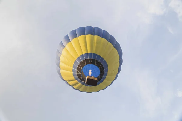 空を飛ぶ青い熱気球 — ストック写真