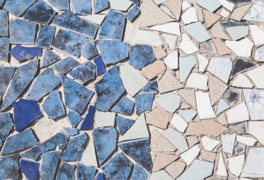 Duvarında çentikler olan kirli mavi karo.