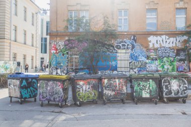 Ljubljana, Slovenya, Eylül 2020: Metelkova Sanat Merkezi Slovenya 'da grafiti yapılmış çöp kutuları