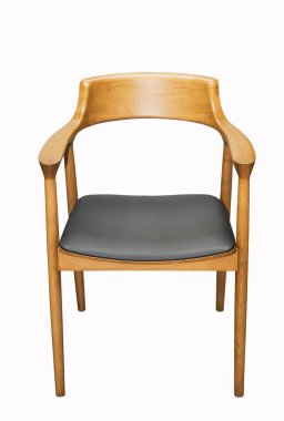 Kollukları beyaz arka planda olan rahat ahşap bir sandalye. İç öge