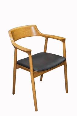 Kollukları beyaz arka planda 45 derecelik açıyla konforlu tahta sandalye. İç öge