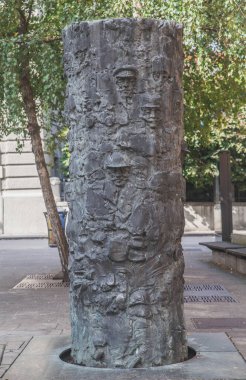 Ljubljana, Slovenya, Ekim 2020: Sloven asker ve hemşirelerin 1912-1918 yılları arasında resmedildiği bronz yardım heykeli. Yazan Janez Boljka