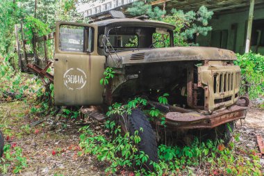 Pripyat, Ukrayna, Ağustos 2020: Pripyat 'ta terk edilmiş kırık kamyonet