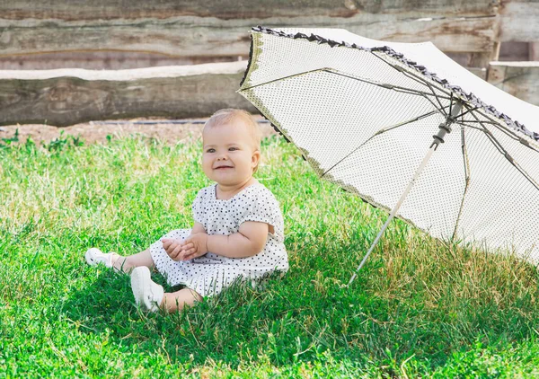 Blondynka Piękne Dziecko Kropka Sukienka Siedzi Pod Parasolem Trawie — Zdjęcie stockowe