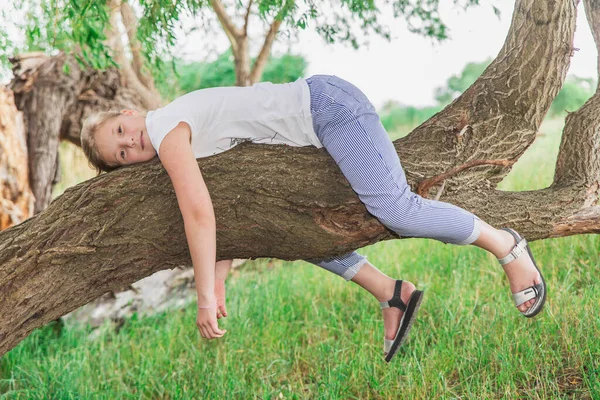 Λευκό Κορίτσι Αστείο Βρίσκεται Ένα Δέντρο — Φωτογραφία Αρχείου
