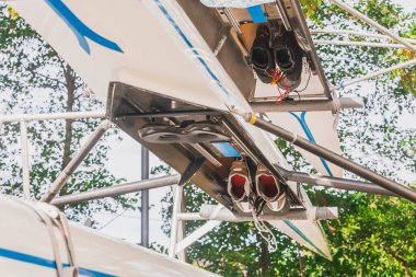 Kıyıda baş aşağı duran kürek yarışmaları için tekneler. Sporcular içeride gizli spor ayakkabıları