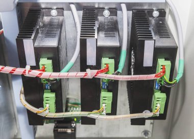 Bilgisayar sayısal kontrolüyle değirmen makinesini kontrol eden elektronik ekipmanlar 