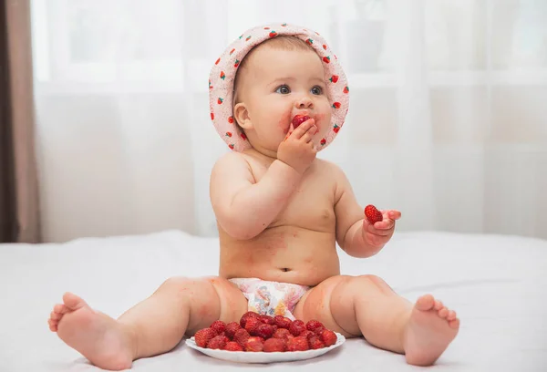 Lindo Bebé Manchado Sombrero Con Fresas Pintadas Comiendo Bayas — Foto de Stock