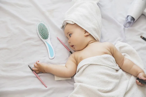 Charming Baby White Towel Her Head Lies Hairdryer Cosmetics Comb — Foto de Stock
