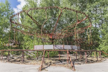 Pripyat Ukrayna 'da terk edilmiş paslı bir atlıkarınca.
