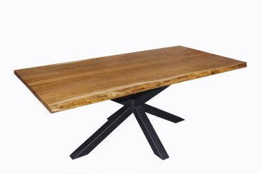 Beyaz arka planda, tavan arası tarzı ahşap bir masa. İç öge