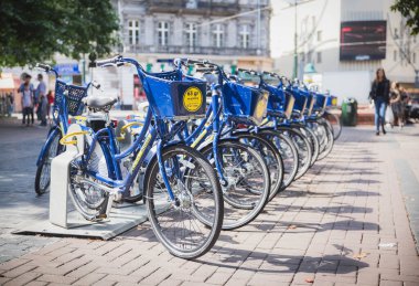 Krakow, Polonya, Ağustos 2017: Polonya 'da turistler için bisiklet kiralama