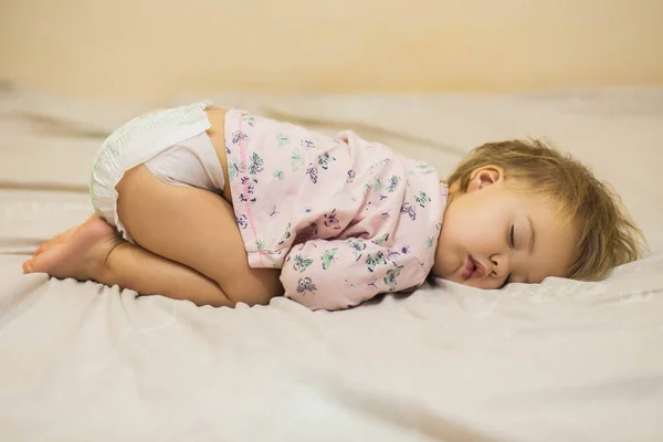 Słodkie Dziecko Dziewczyna Śmieszne Spanie Brzuchu — Zdjęcie stockowe