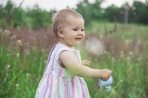 Красива Дитина Смугастій Сукні Поливає Квіти Саду — стокове фото