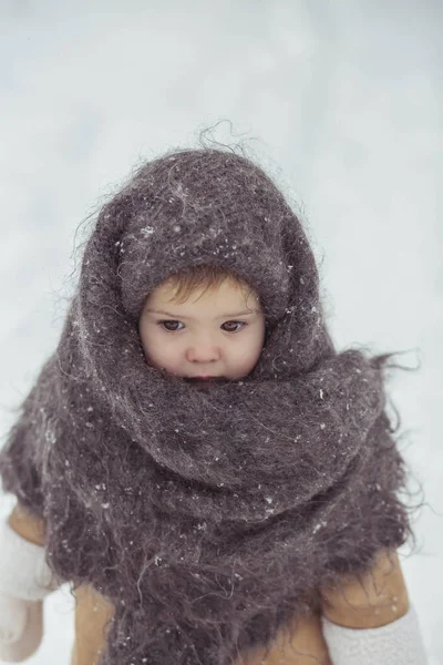 Retro Foto Von Entzückendem Baby Wollenen Schal Winter — Stockfoto