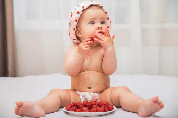 Lindo Manchado Bebé Sombrero Comer Bayas Cama — Foto de Stock