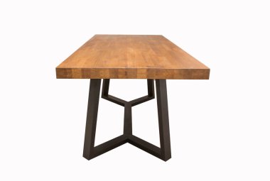 Beyaz arka plan görünümlü siyah metal bacaklı ahşap bir masa.