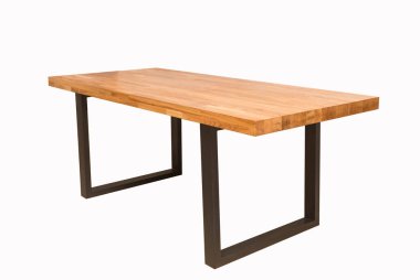 Beyaz arka planda siyah metal bacakları olan, 45 derecelik açıyla duran ahşap bir masa.