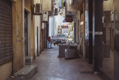 Eski şehir, Mısır, Mart 2020: Çöp bidonları ve bir araba ile kirli arka sokak 