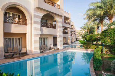 Sharm El Sheikh, Mısır, Mart 2020: Mısır 'da havuzlu ve palmiye ağaçlı lüks bahçe