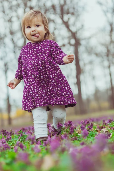 Ξανθό Μωρό Ένα Χρωματιστό Φόρεμα Τρέχει Γλώσσα Της Έξω Ένα — Φωτογραφία Αρχείου