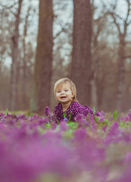 Ξανθό Μωρό Ένα Χρωματιστό Φόρεμα Βρίσκεται Ένα Ξέφωτο Δάσος Στα — Φωτογραφία Αρχείου