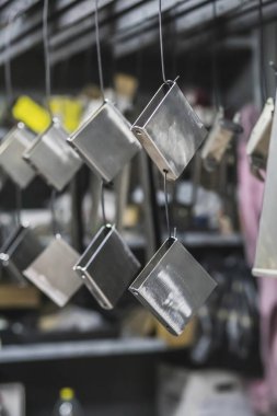 Fabrikada boyanmayı bekleyen metal parçaları var.