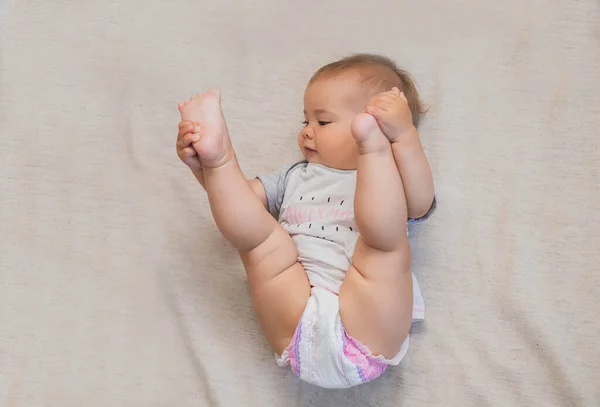 Hermoso Bebé Pañal Levantó Sus Piernas Cabeza — Foto de Stock