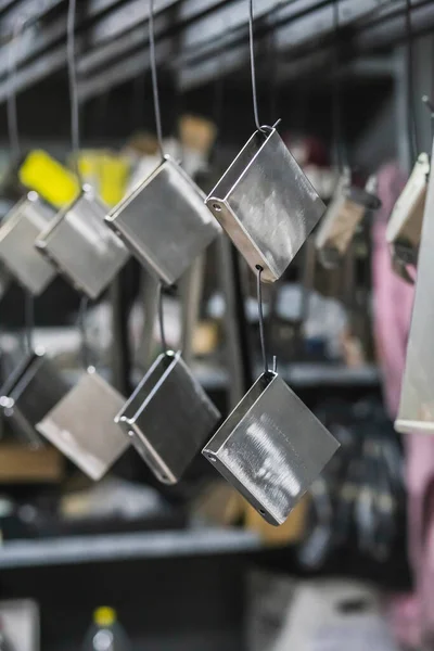 Fabrikada boyanmayı bekleyen metal parçaları var.