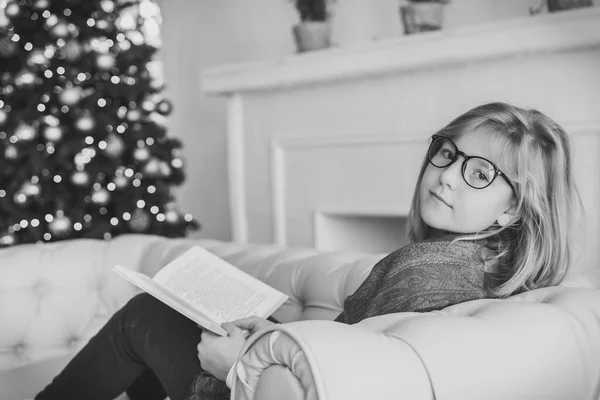 Menina Bonita Lendo Livro Sofá Perto Árvore Natal — Fotografia de Stock