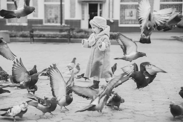 Ceketli Güzel Bebek Güvercinlerle Seviniyor — Stok fotoğraf