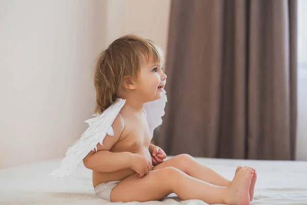 Adorable Niña Sonriendo Cama — Foto de Stock