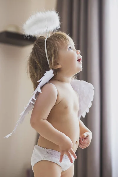 Adorable Niña Con Alas Halo Mira Hacia Arriba Con Entusiasmo — Foto de Stock