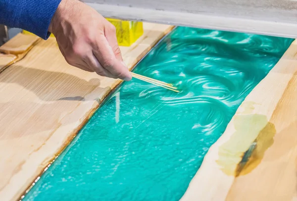 Carpenter Mixes Epoxy Create Tracery Kitchen Table — Stock Photo, Image