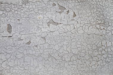 Terk edilmiş bir evde eski bir boyanın olduğu duvar.