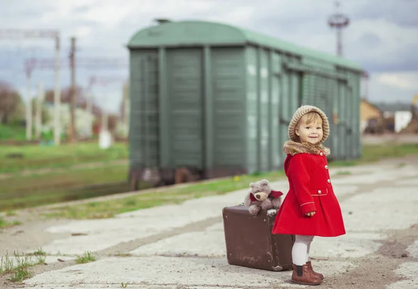Γοητευτικό Μωρό Ένα Κόκκινο Παλτό Μια Βαλίτσα Περιμένει Για Ένα — Φωτογραφία Αρχείου