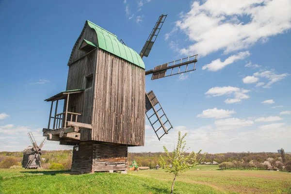 Moulins Vent Anciens Bois Sur Une Colline Près Village Paysage — Photo