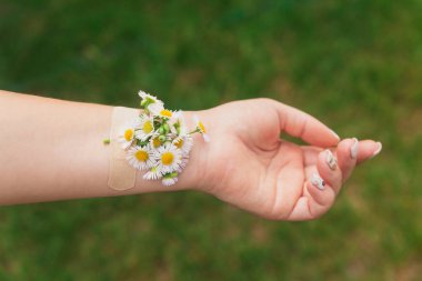 Aşı alanında çiçekli bir kadın.