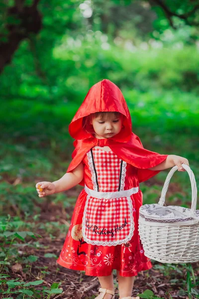 Χαριτωμένο Μωρό Κόκκινη Στολή Ιππασίας — Φωτογραφία Αρχείου