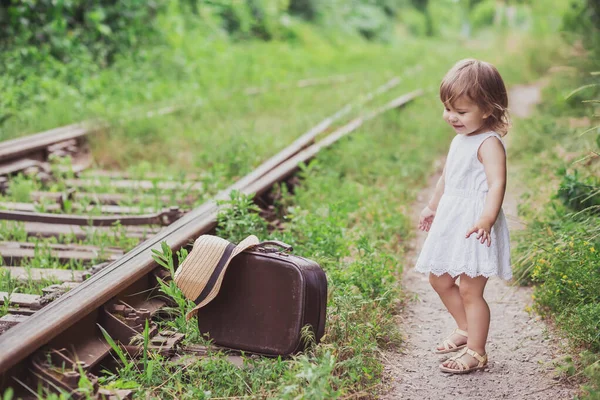 Charmante Baby Met Een Koffer Wandelingen Langs Spoorweg — Stockfoto