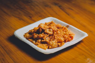 Betel palmiye yaprağı tabaktaki Hint atıştırmalıkları.