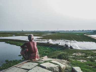 Brahmanbaria, Bangladeş .5.11.2021 Çiftçi tarlada tarlasını ve suyunu pompalıyor.