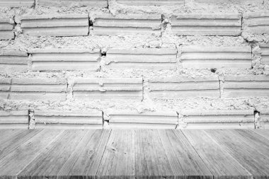 Doku yüzeyi ahşap teras ile kırmızı tuğla duvar