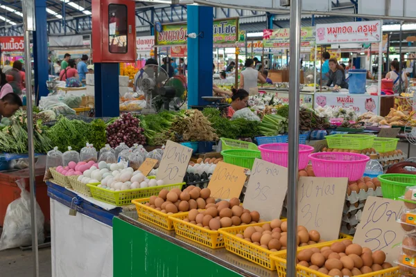 Uova fresche al mercato tailandese — Foto Stock