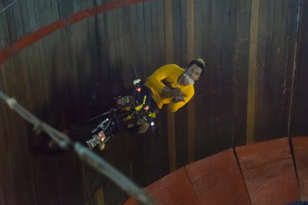 Motorcykel klättra och springa på cirkel väggen — Stockfoto