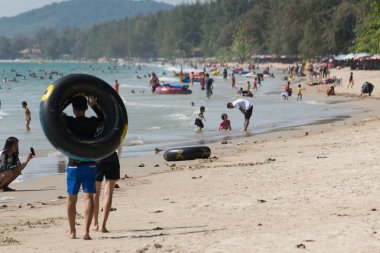Birçok kişi Laem Mae Phim seyahat