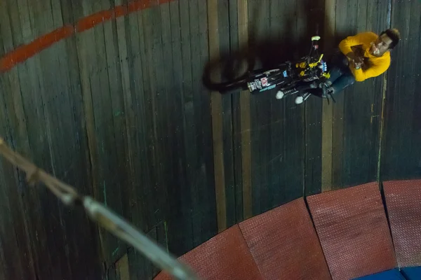 Motorcykel klättra och springa på cirkel väggen — Stockfoto